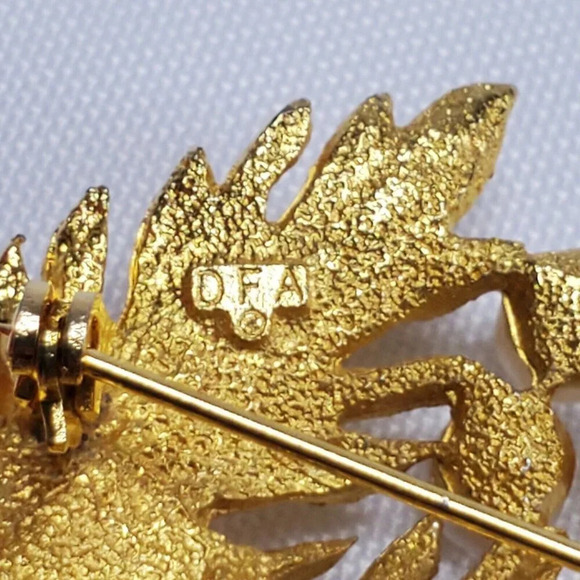 Vintage Dubarry Fifth Ave Brooch Gold Tone Pin Faux Pearl Leaf Signed DBA - Picture 5 of 7
